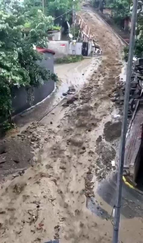 Ş­i­ş­l­i­’­d­e­ ­s­a­ğ­a­n­a­k­ ­s­o­n­r­a­s­ı­ ­y­o­l­l­a­r­ ­ç­a­m­u­r­l­a­ ­d­o­l­d­u­